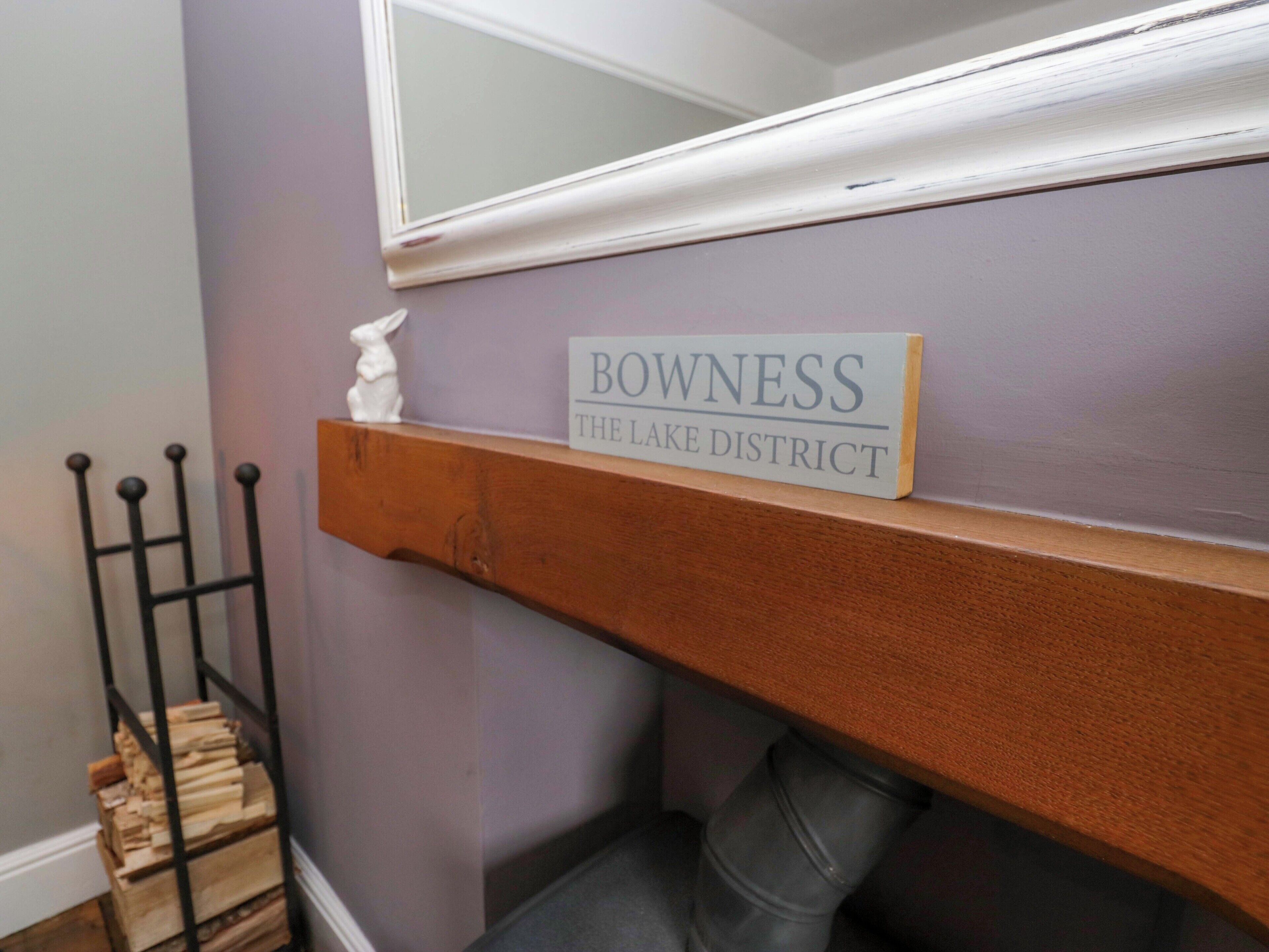 Una señal en un estante que dice "Bowness The Lake District".