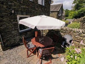 Outdoor dining - Poppy Cottage (Windermere)