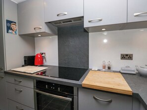 Cookware/dishes/utensils - Poppy Cottage (Windermere)