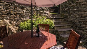 Outdoor dining - Poppy Cottage (Windermere)