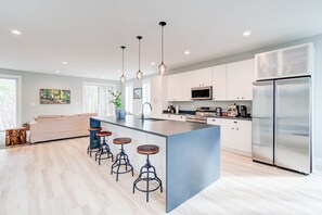 Refrigerador, microondas, horno y parrilla de estufa 