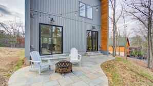 A modern house with a patio featuring two Adirondack chairs and a fire pit. - Family Getaway 1 min to Bryce Resort! KING Bed! Fire Pit (Mount Jackson)