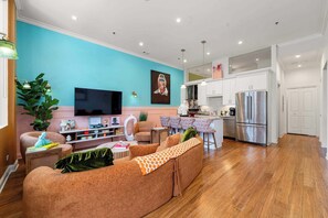 Televisión y oficina 