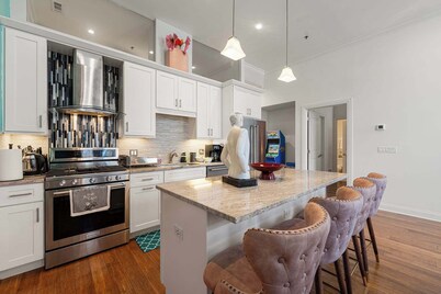 Arcade, Free Parking, Sleeps 8!