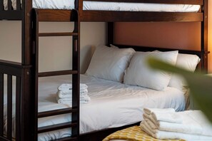 2 habitaciones, escritorio, tabla de planchar con plancha y wifi 