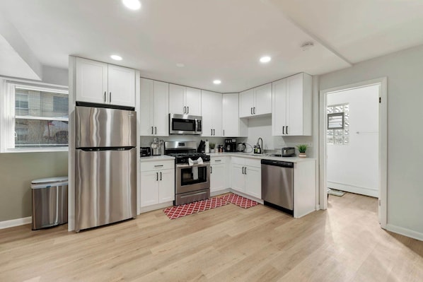 ثلاجة، ميكروويف، فرن، موقد طهي مسطح