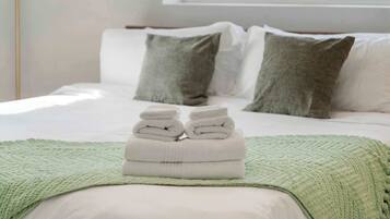 Työpöytä, silitysrauta/-lauta, Wi-Fi, vuodevaatteet