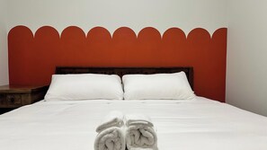 3 bedrooms, desk, iron/ironing board, WiFi - New Built Apartment, Sleeps 12! (Chicago)