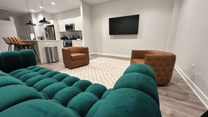 TV, offices - New Built Apartment, Sleeps 12! (Chicago)