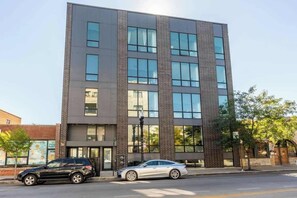 Exterior - New Built Apartment, Sleeps 12! (Chicago)