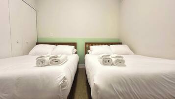 3 habitaciones, escritorio, tabla de planchar con plancha y wifi