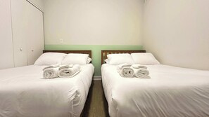 3 habitaciones, escritorio, tabla de planchar con plancha y wifi