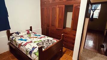 2 habitaciones, tabla de planchar con plancha, wifi y ropa de cama