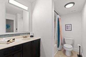 Shower, hair dryer, towels - Surf N Snooze-Central Destin-Pet Friendly (Destin)