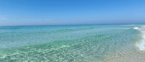 在海灘附近