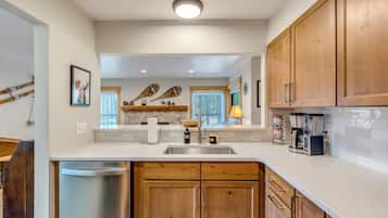 冰箱、微波炉、烤箱、炉灶