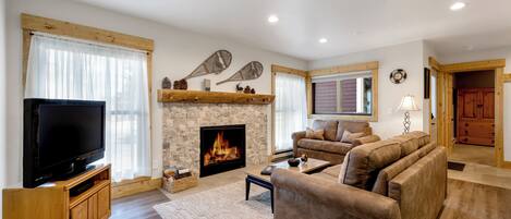 Een televisie en een open haard