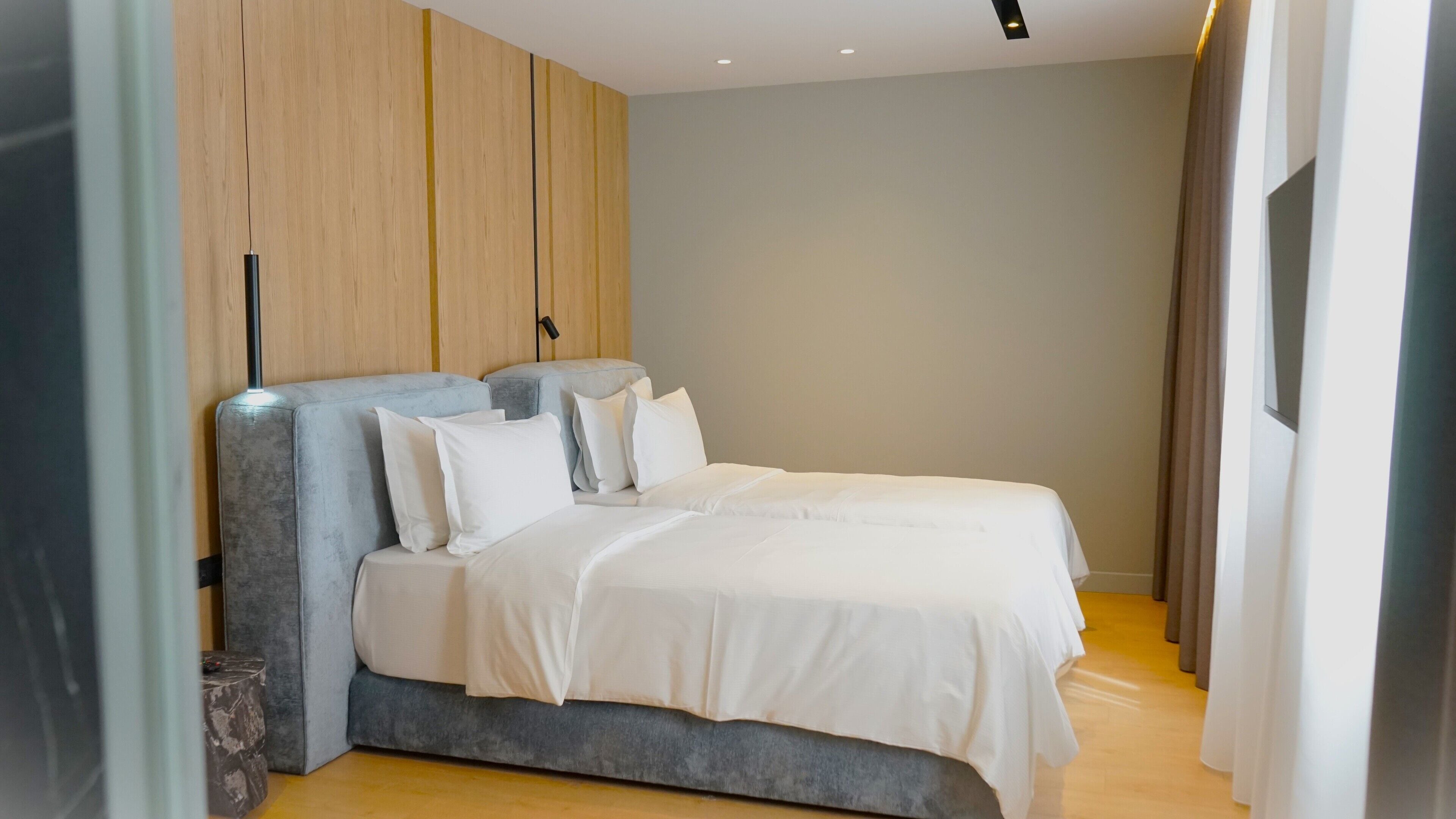 Standard-Doppel- oder -Zweibettzimmer | Zimmersafe, Schreibtisch, laptopgeeigneter Arbeitsplatz