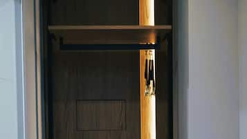 Superior Double or Twin Room, Balcony | Almari pakaian
