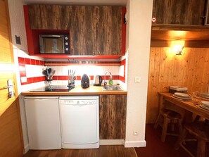 Kylskåp, mikrovågsugn, diskmaskin och kaffe- och tebryggare