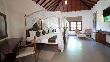 4 bedrooms, iron/ironing board, WiFi, bed sheets