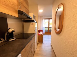 Jääkaappi, mikroaaltouuni, astianpesukone, kahvin-/teenkeitin