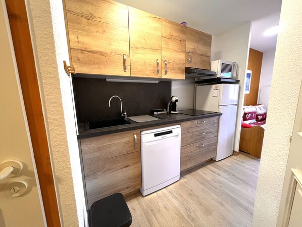 Fridge, microwave, dishwasher, coffee/tea maker