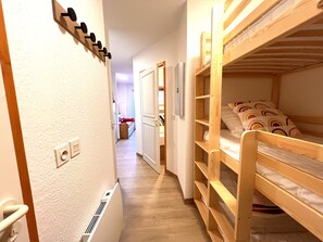 1 bedroom, bed sheets