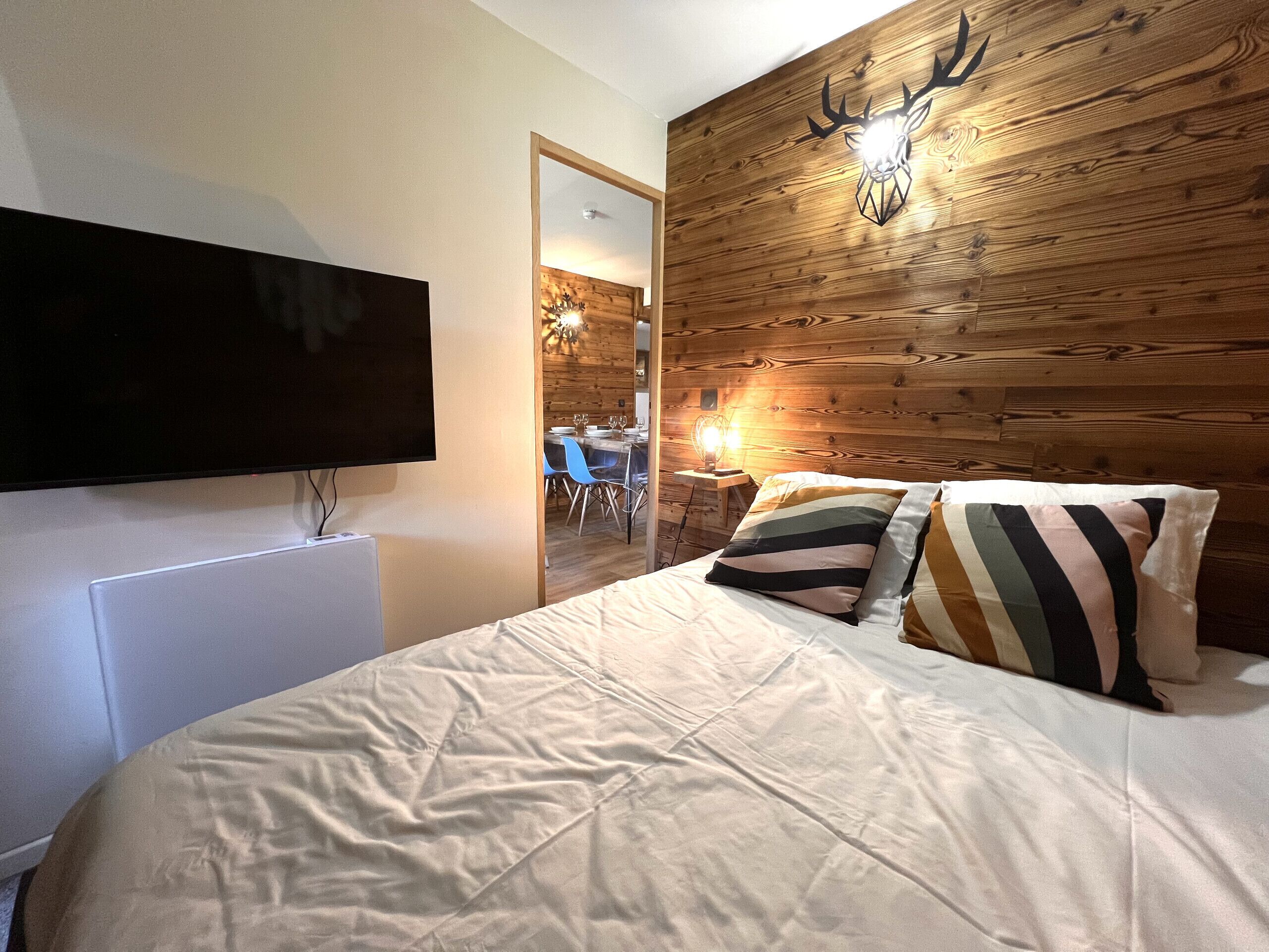 2 bedrooms, bed sheets