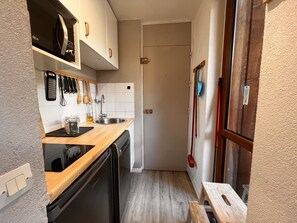 Fridge, microwave, dishwasher, coffee/tea maker