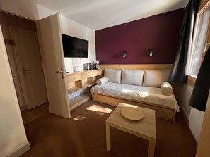 1 bedroom, bed sheets