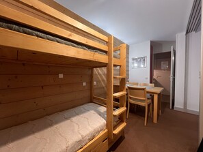 1 bedroom, bed sheets - Snow & Pool (La Plagne Tarentaise)