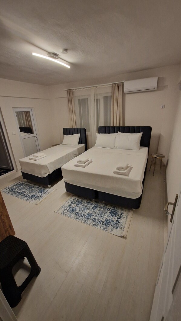 豪華三人房 | 高級寢具、Select Comfort 床墊、筆電工作空間、床單