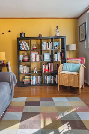 Appartement, 1 chambre | Coin séjour | Livres