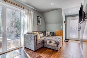 Una televisión, una oficina