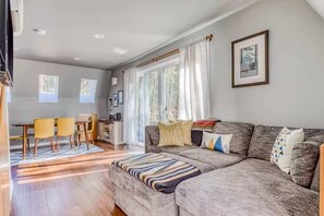 Una televisión, una oficina