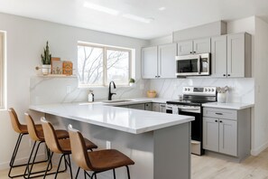 Fridge, microwave, oven, stovetop - Mountain View Escape with Pool - Newly Renovated (Tucson)