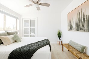 3 bedrooms, desk, iron/ironing board, travel cot - Mountain View Escape with Pool - Newly Renovated (Tucson)