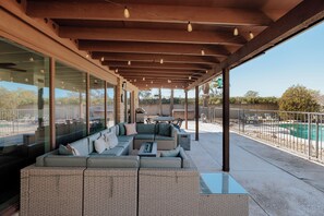 تناول الطعام بالخارج