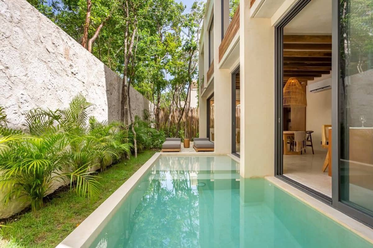 Luxe villa, uitzicht op zwembad | Een kluis op de kamer, een strijkplank/strijkijzer, gratis wifi