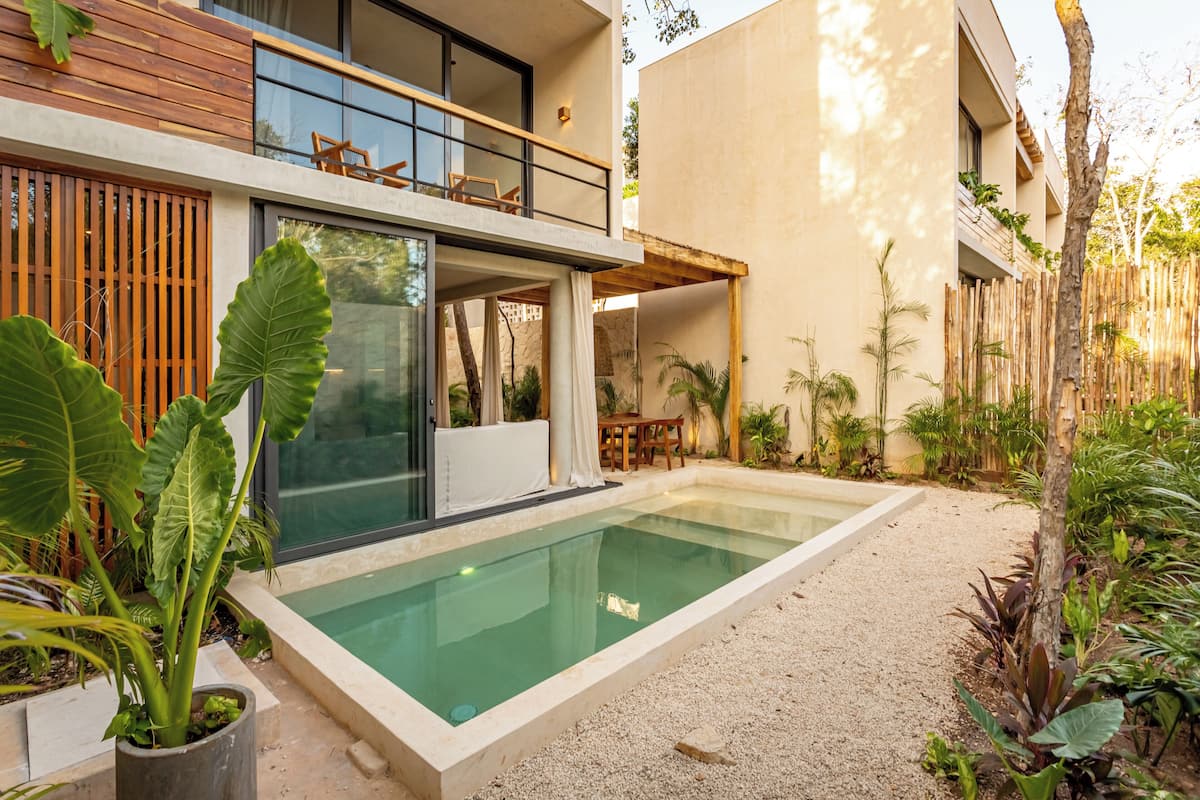 Luxe villa, uitzicht op zwembad | Een kluis op de kamer, een strijkplank/strijkijzer, gratis wifi