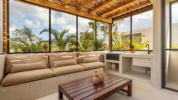 Luksushuvila, näköala uima-altaalle | Tallelokero huoneessa, silitysrauta/-lauta, ilmainen Wi-Fi