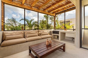 Luxe villa, uitzicht op zwembad | Een kluis op de kamer, een strijkplank/strijkijzer, gratis wifi