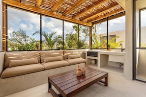 Luxe villa, uitzicht op zwembad | Een kluis op de kamer, een strijkplank/strijkijzer, gratis wifi