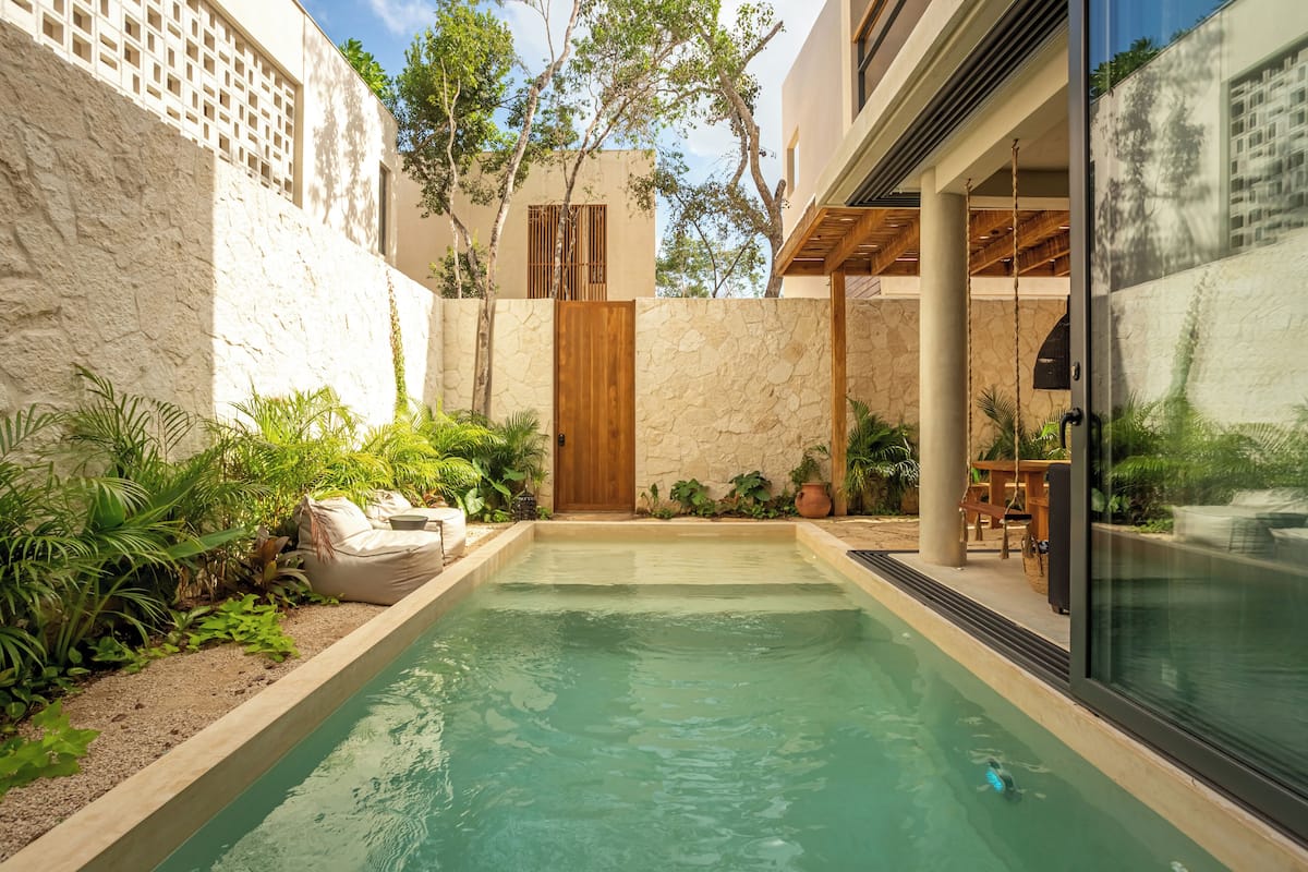 Luxe villa, uitzicht op zwembad | Een kluis op de kamer, een strijkplank/strijkijzer, gratis wifi