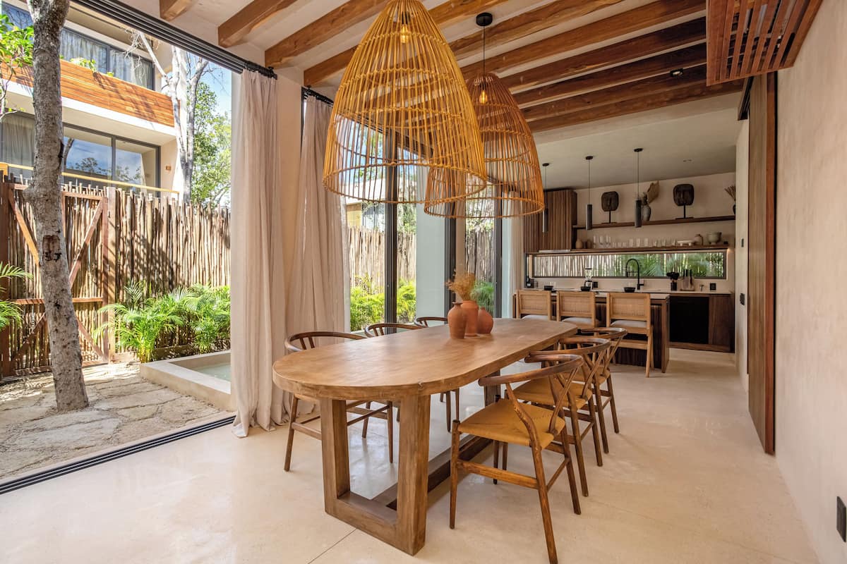 Luxe villa, uitzicht op zwembad | Een kluis op de kamer, een strijkplank/strijkijzer, gratis wifi