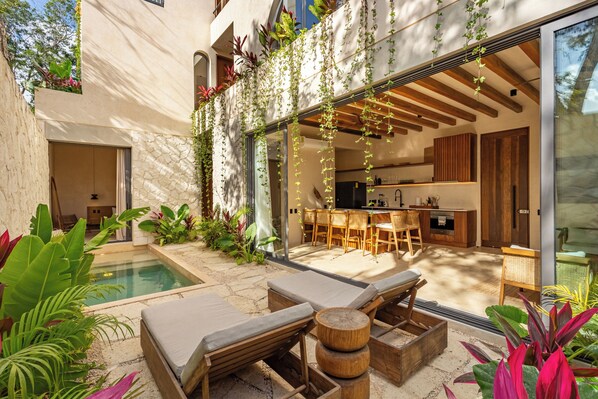 Luxe villa, uitzicht op zwembad | Een kluis op de kamer, een strijkplank/strijkijzer, gratis wifi