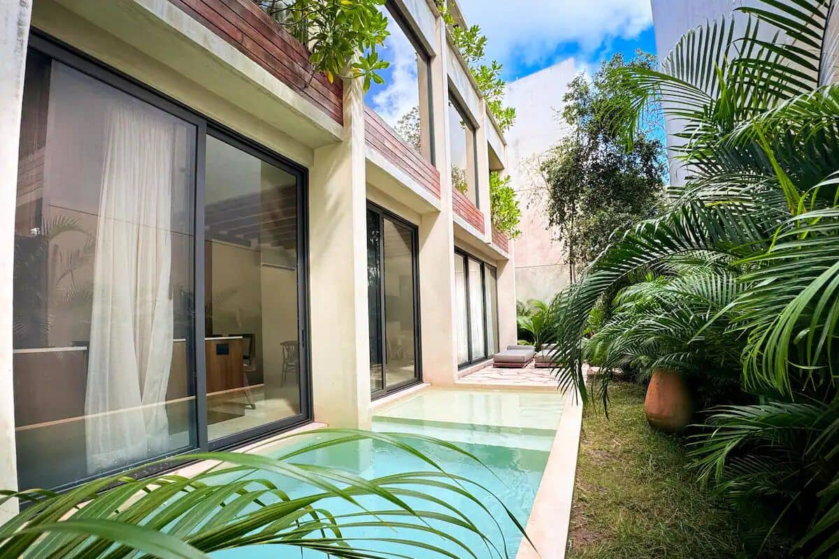 Luxe villa, uitzicht op zwembad | Een kluis op de kamer, een strijkplank/strijkijzer, gratis wifi