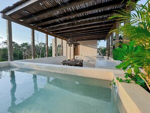 Luxe villa, uitzicht op zwembad | Een kluis op de kamer, een strijkplank/strijkijzer, gratis wifi