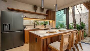 Tallelokero huoneessa, silitysrauta/-lauta, ilmainen Wi-Fi